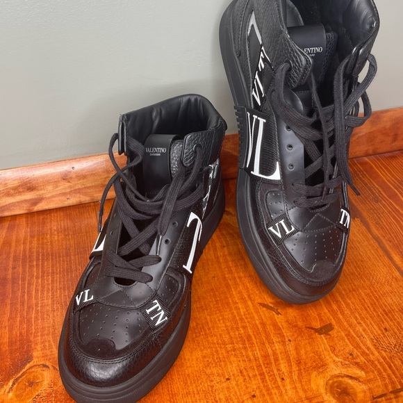 Valentino Garavani men 11.5, pre-owner looks like new and is authentic - Picture 3 of 3